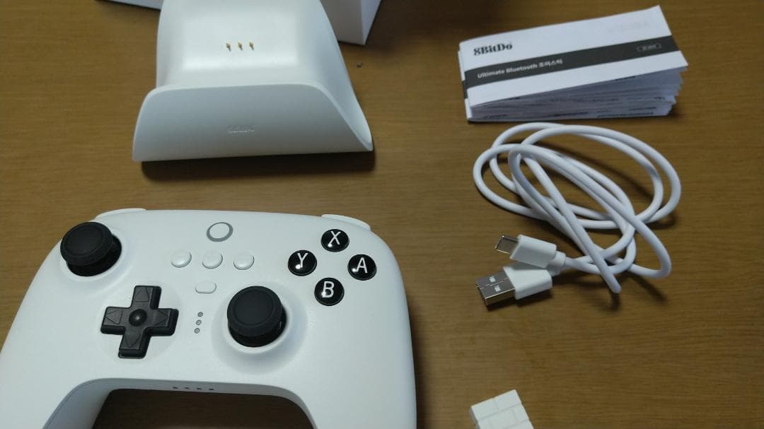 白色　8bitdo　プロコントローラー　付属品全てあり　傷なし　スイッチ PC