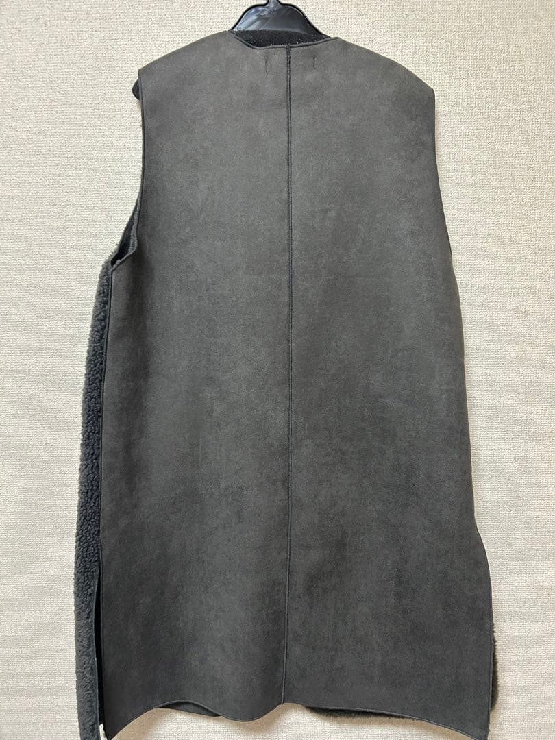 新品　今季　完売品　ジェナ　バーボタンムートンジレ　チャコールグレー