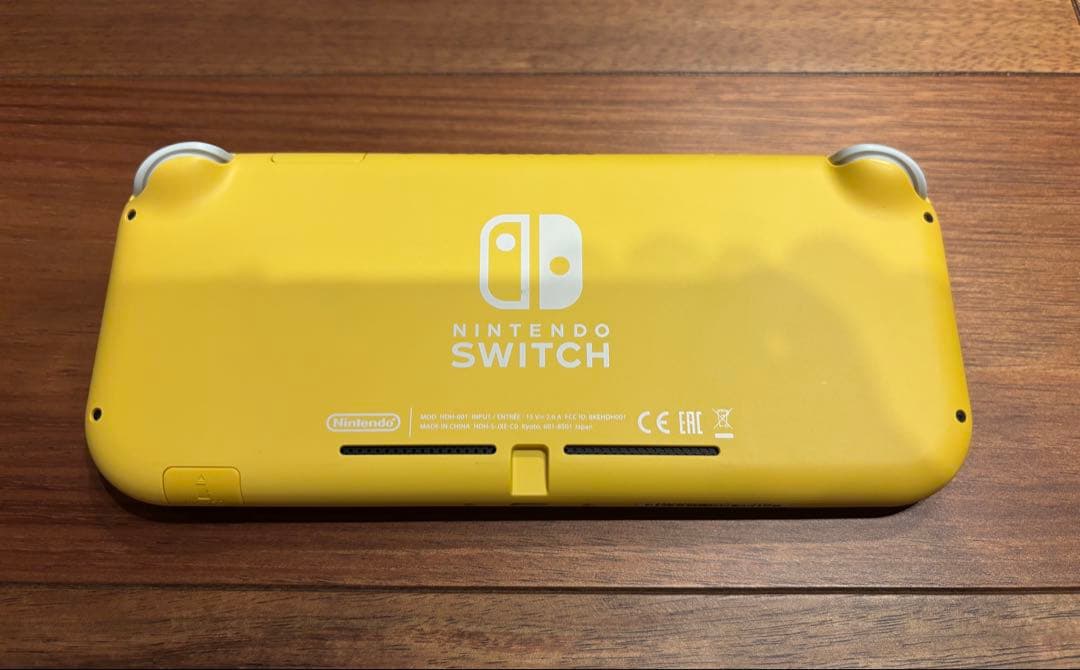 Nintendo Switch Lite イエロー ピカチュウ ケース付き