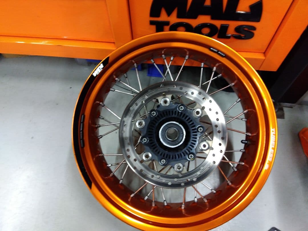 KTM690SMCR用オレンジ チューブレスホイール