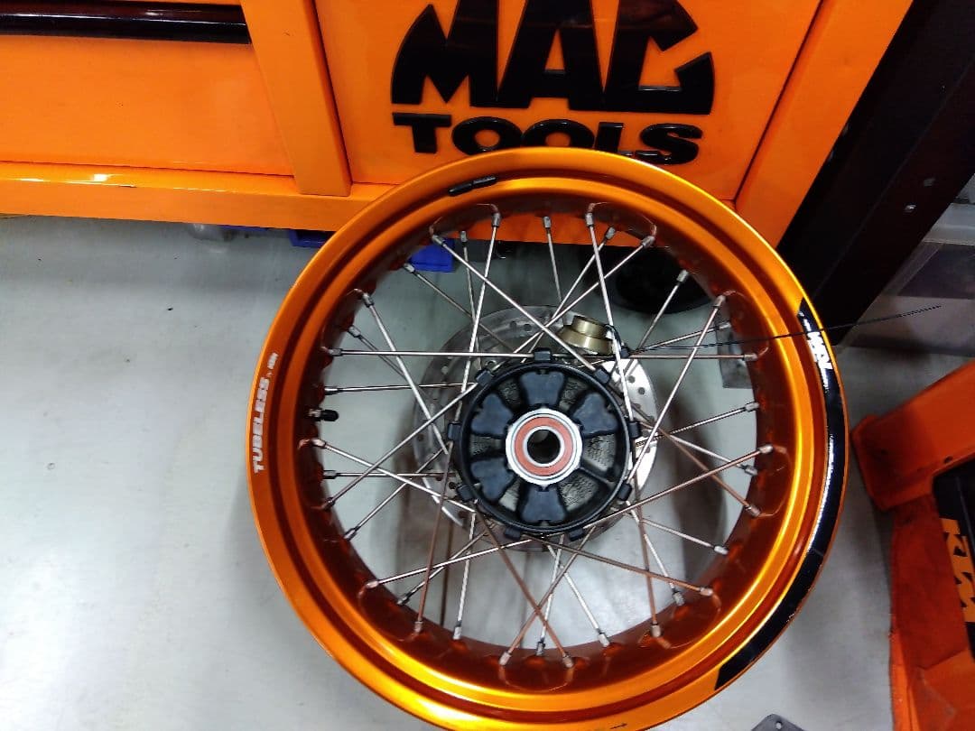 KTM690SMCR用オレンジ チューブレスホイール
