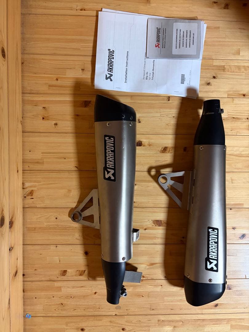 triumph Akrapovic チタンスリップオンマフラー