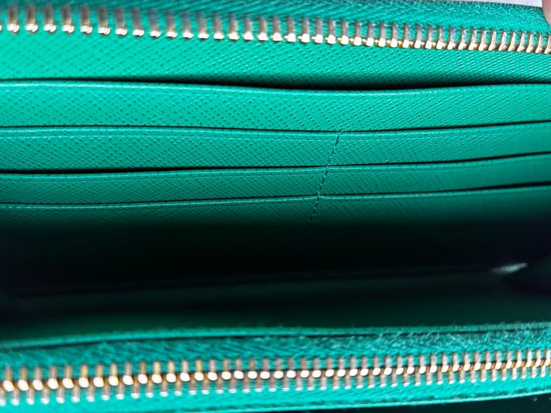PRADA グリーン レザー 長財布
