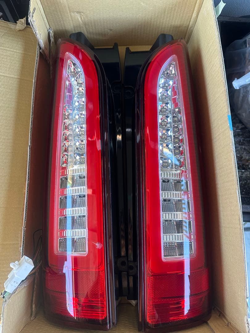 ハイエース200系　テールランプ