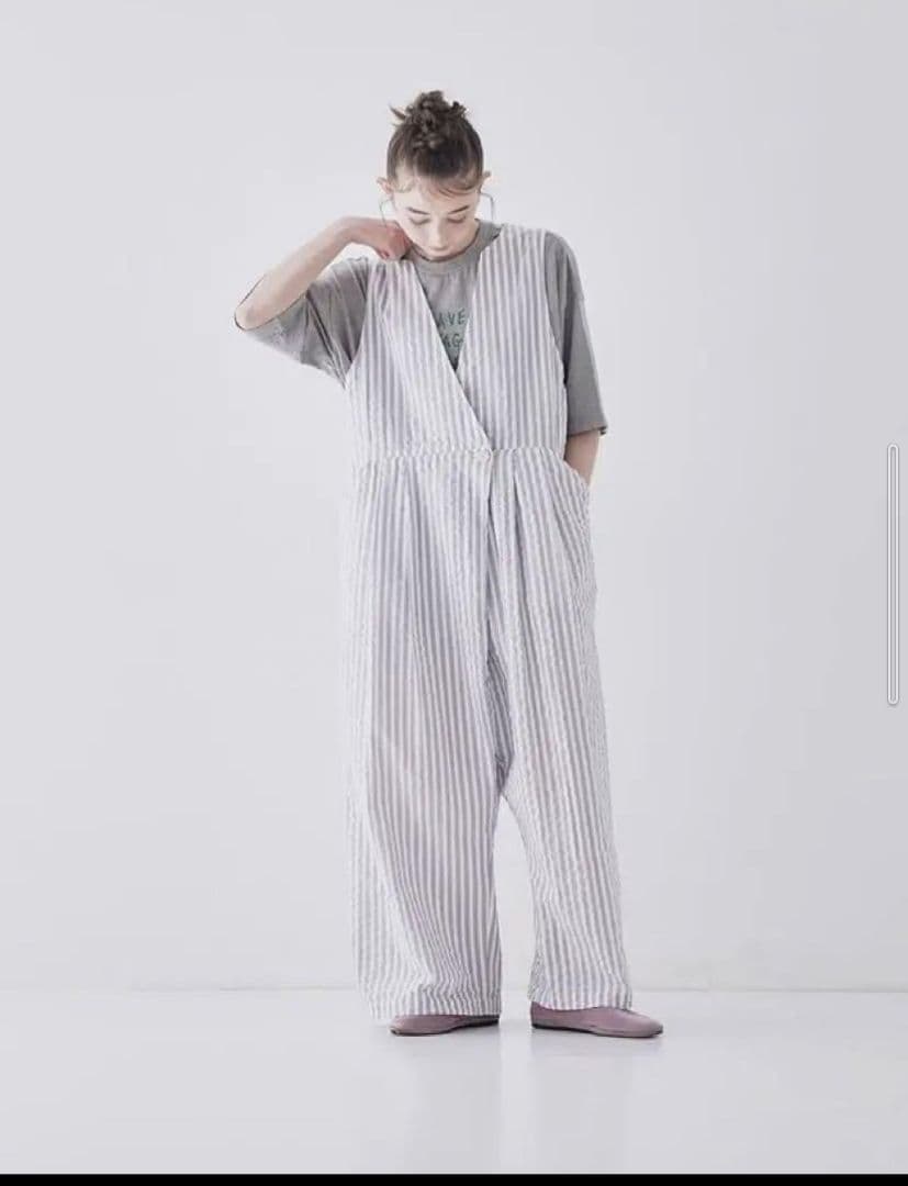 ネストローブ 〝 It's ME 〟サッカーストライプサロペット　グレー