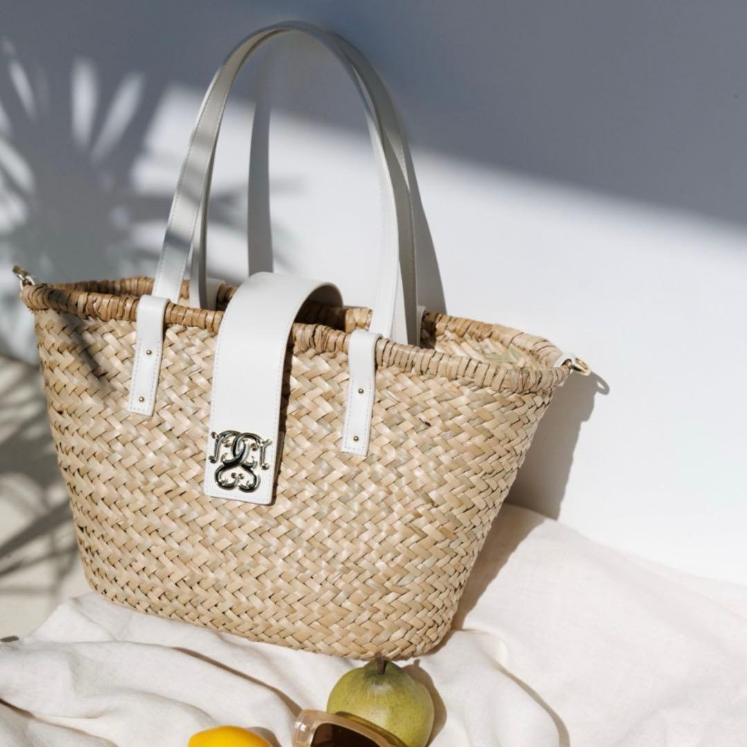 フリル付きベージュストローかごバッグ