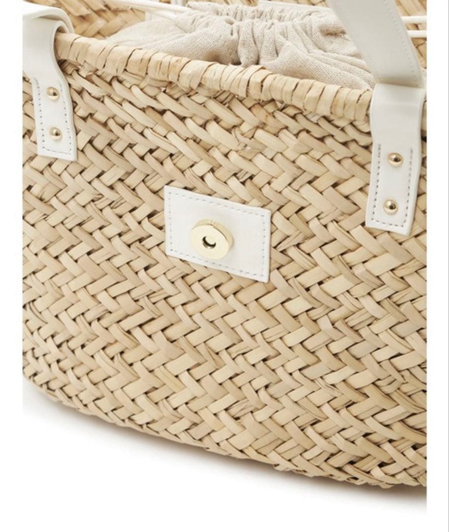 フリル付きベージュストローかごバッグ