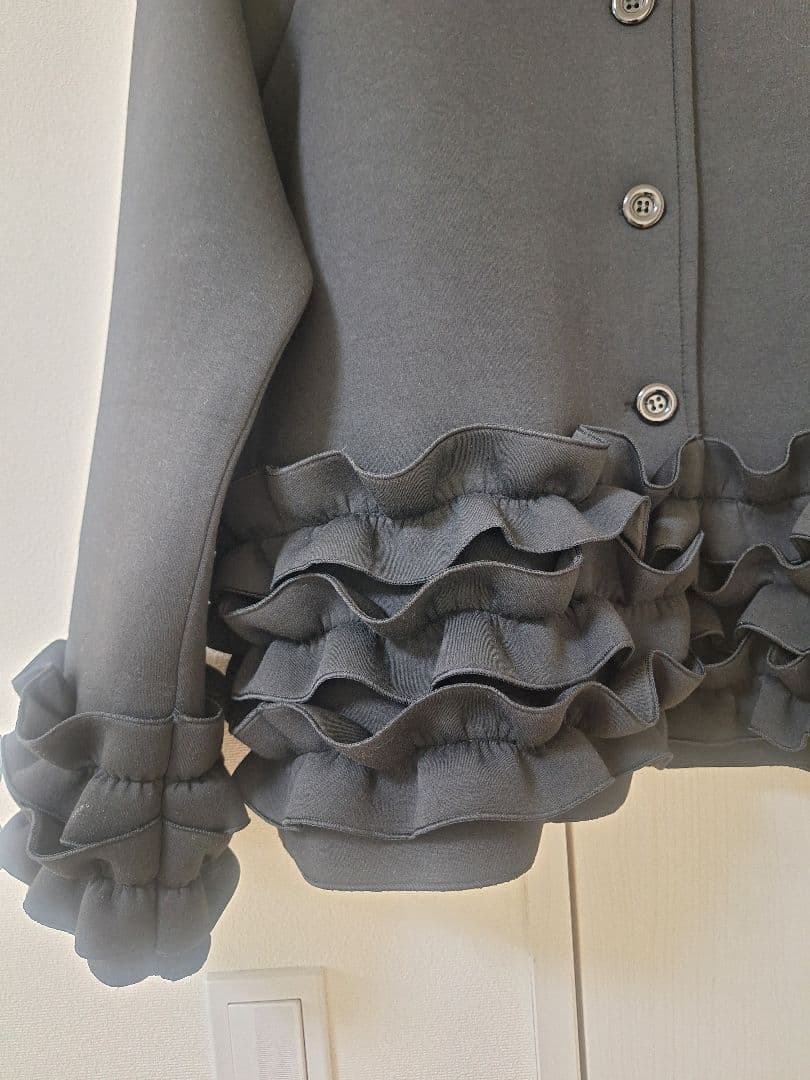 Frene フリル付きノーカラージャケット ブラック