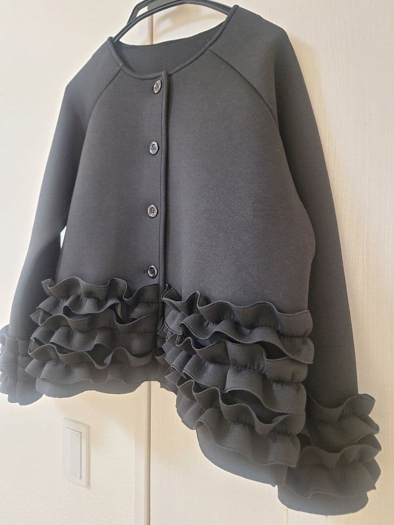 Frene フリル付きノーカラージャケット ブラック