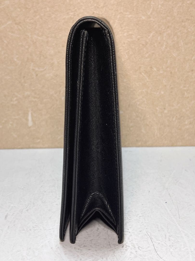 イヴ・サンローランのブラックレザークラッチバッグ