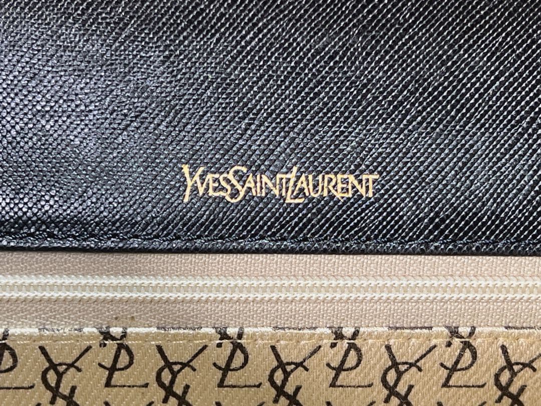 イヴ・サンローランのブラックレザークラッチバッグ