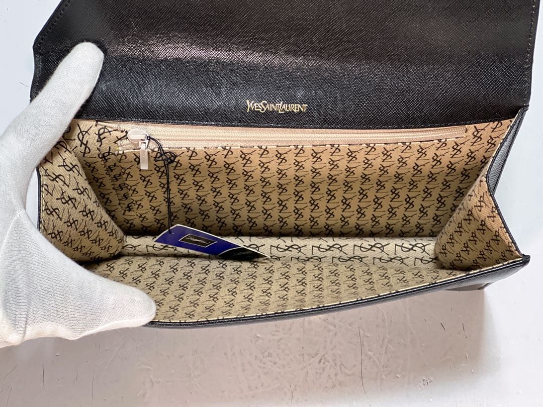 イヴ・サンローランのブラックレザークラッチバッグ