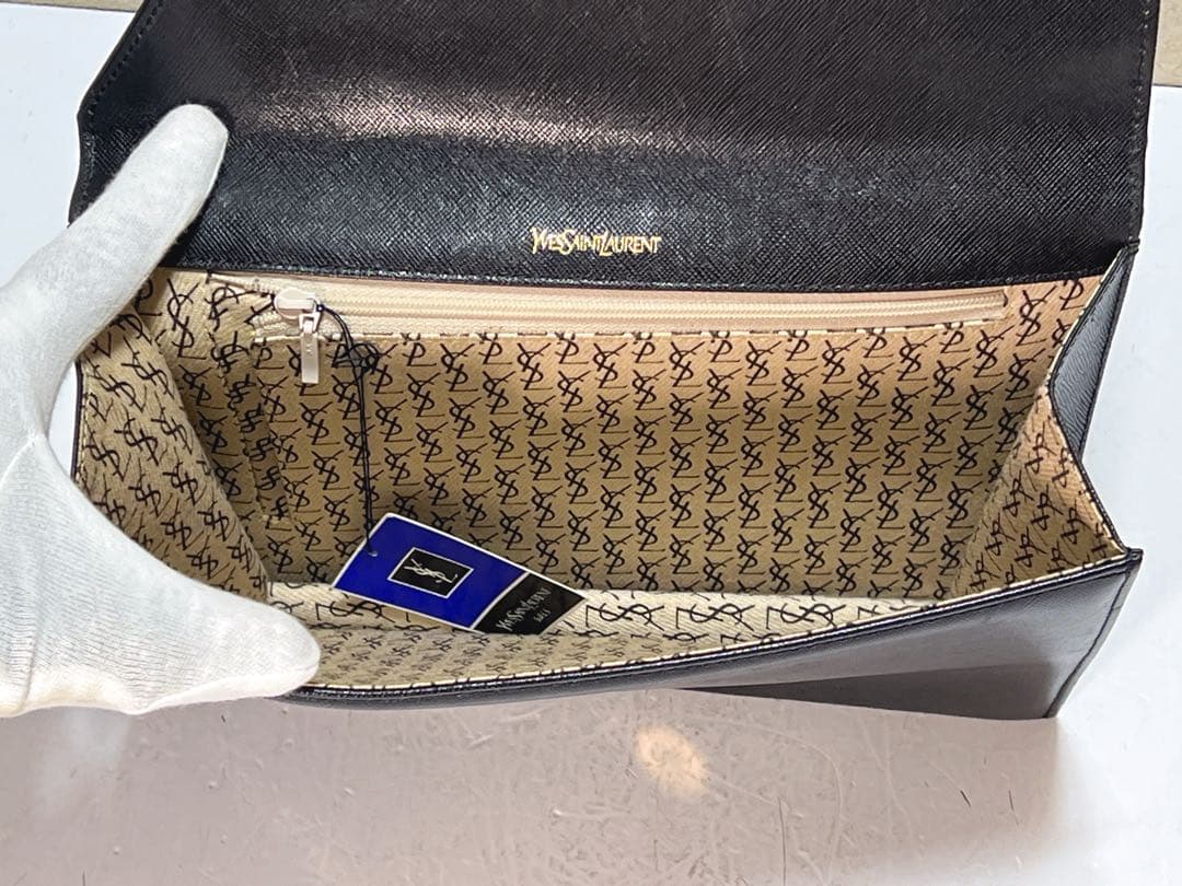 イヴ・サンローランのブラックレザークラッチバッグ