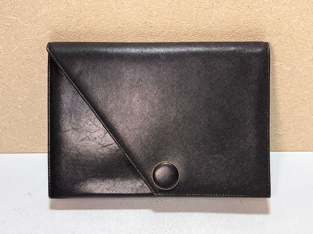 イヴ・サンローランのブラックレザークラッチバッグ