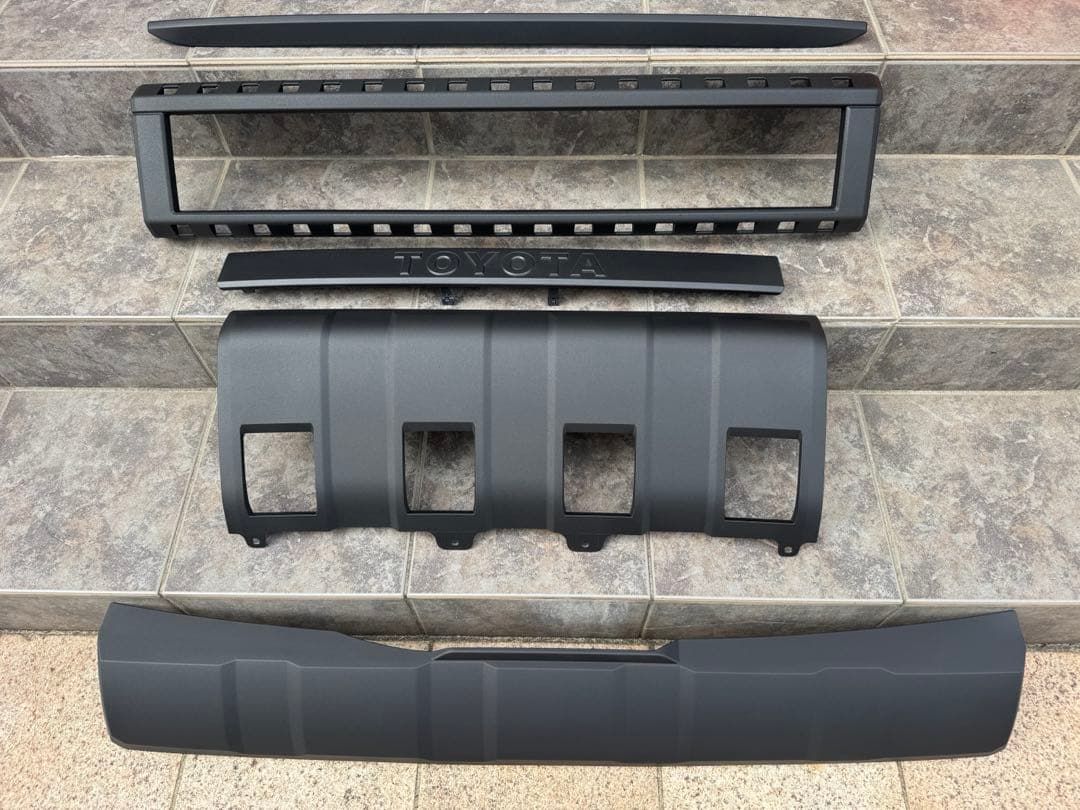 ランドクルーザー250 グリル　ラプターライナー塗装