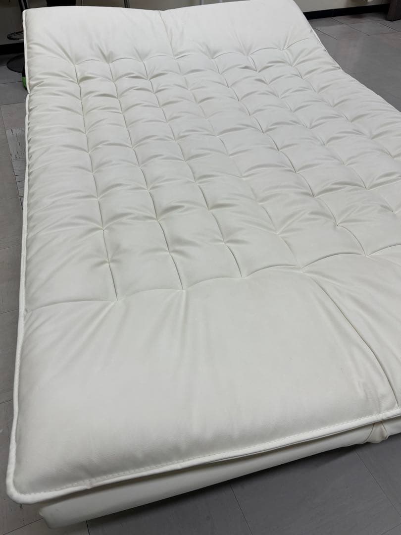 【見学可】革ホワイト クッション付きソファベッド　新宿