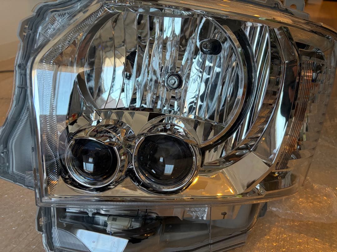 8型ハイエース新車外し純正LEDヘッドライト