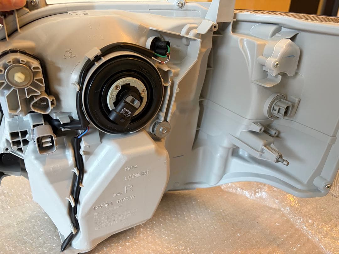 8型ハイエース新車外し純正LEDヘッドライト