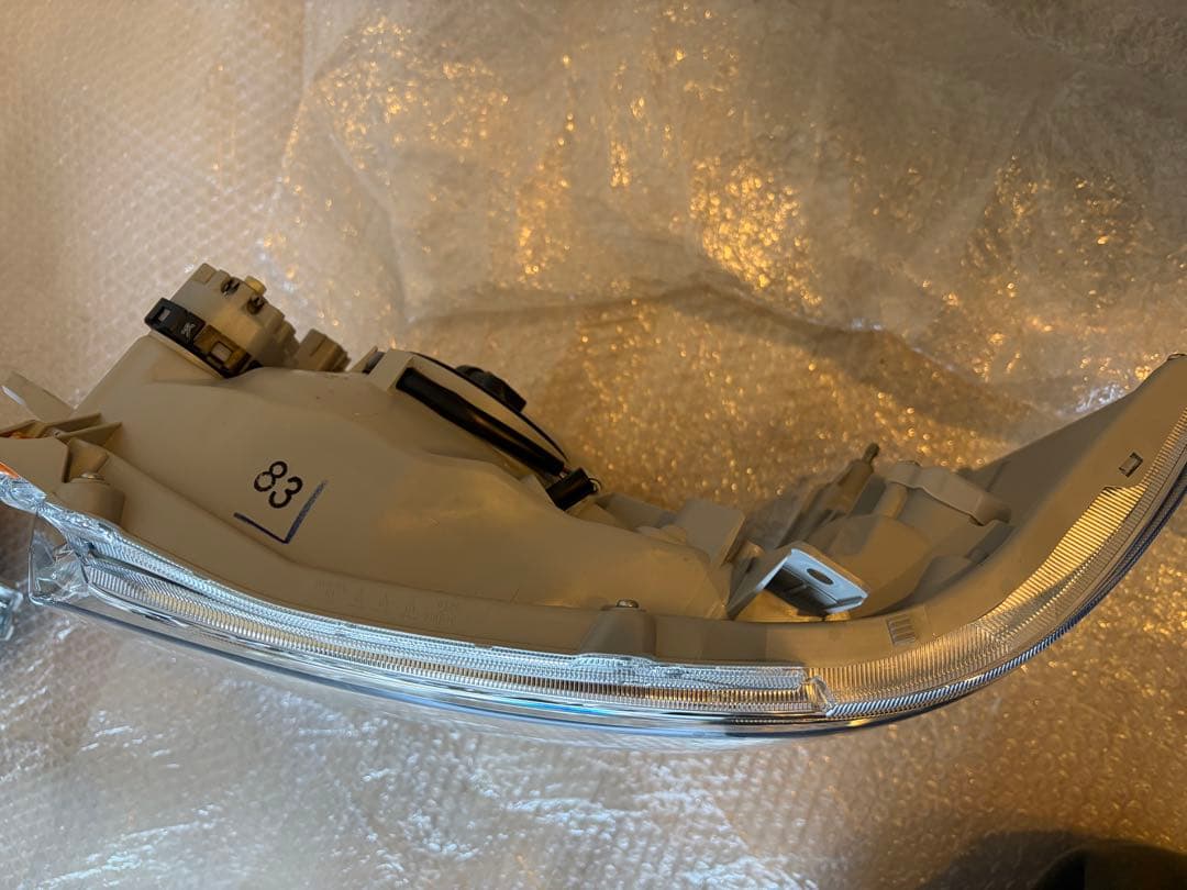 8型ハイエース新車外し純正LEDヘッドライト