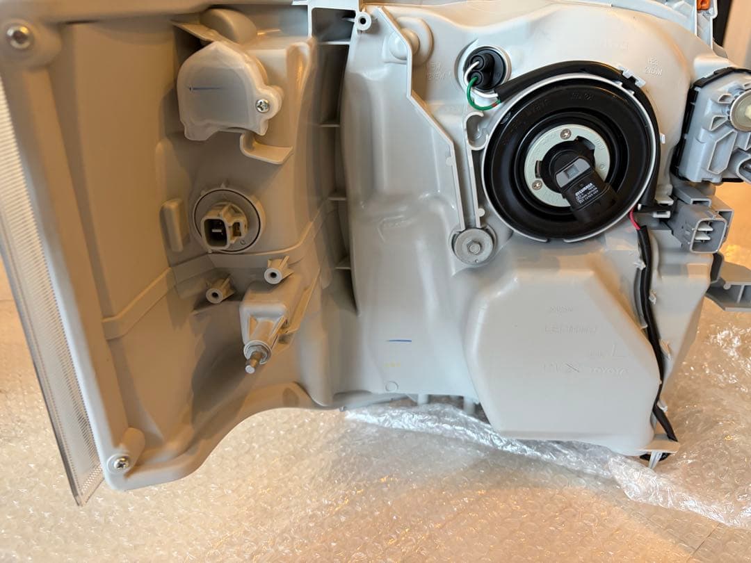 8型ハイエース新車外し純正LEDヘッドライト