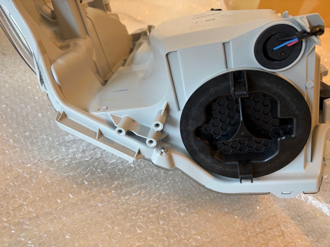 8型ハイエース新車外し純正LEDヘッドライト