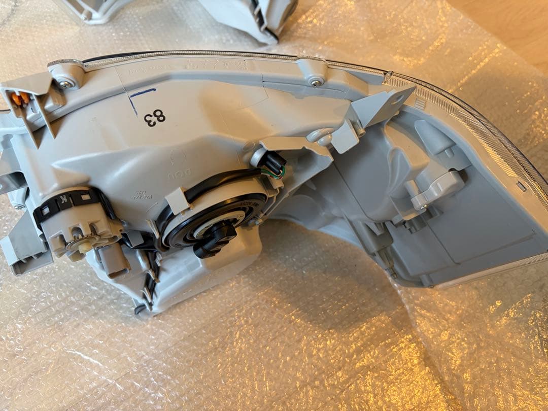 8型ハイエース新車外し純正LEDヘッドライト