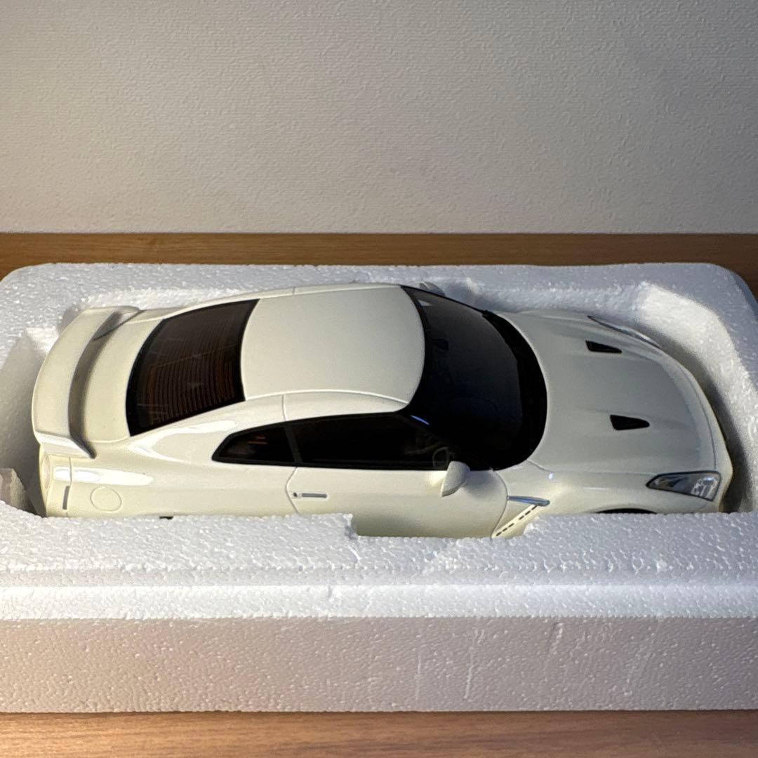 京商　samurai 日産　GT-R R35 ホワイト　1/18 ミニカー