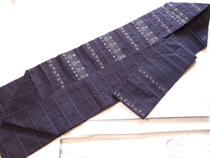 変わり織り九寸名古屋帯（横段に抽象文）正絹美品