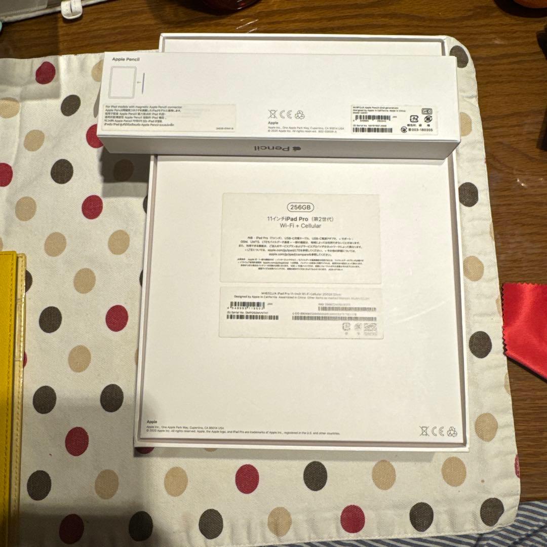 ち*わ様 iPadPro第二世代256GB MXE52J/A とApple Pe