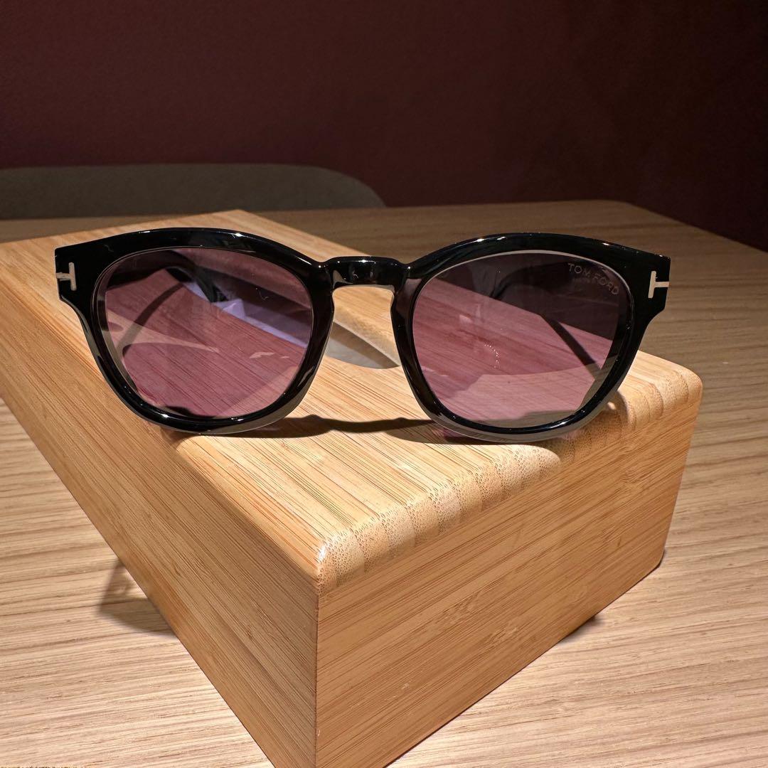 TOM FORD ブラックフレーム パープルレンズ サングラス