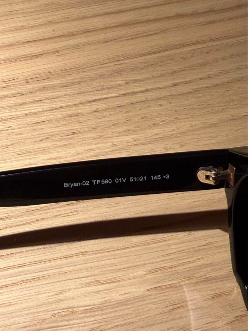 TOM FORD ブラックフレーム パープルレンズ サングラス