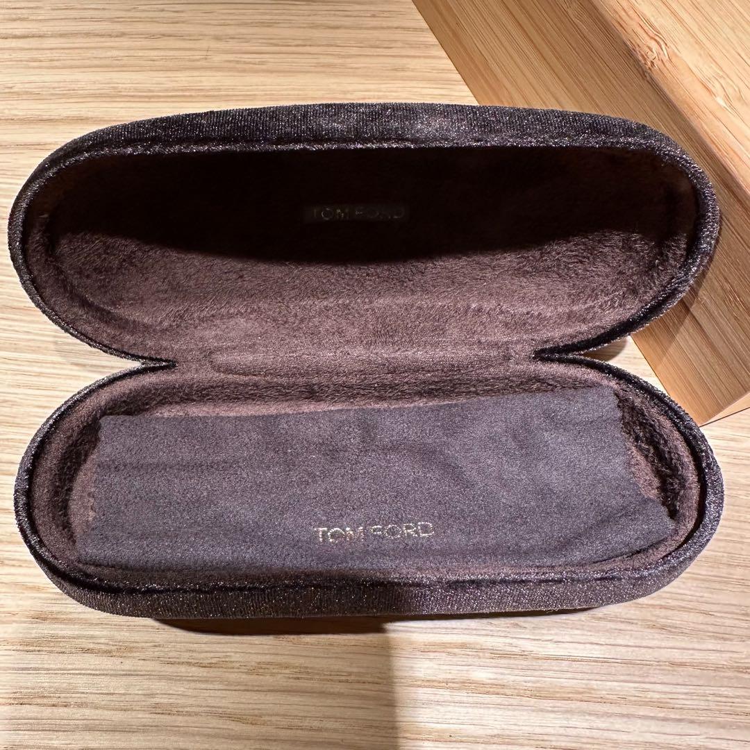 TOM FORD ブラックフレーム パープルレンズ サングラス