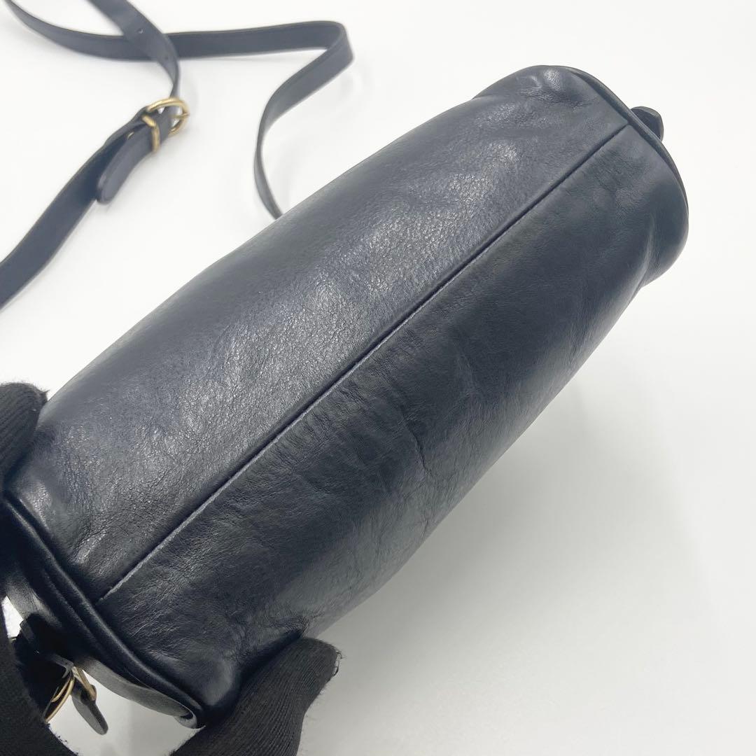 イルビゾンテ　ショルダーバッグ　クロスボディ　ハーフムーン　ダークネイビー