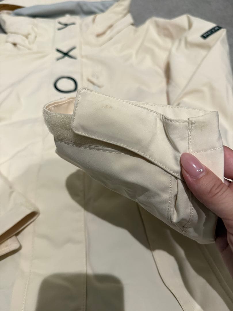 値下げ 完売品ROXYスノボーウェア上下&グローブ&ニット帽4点セット