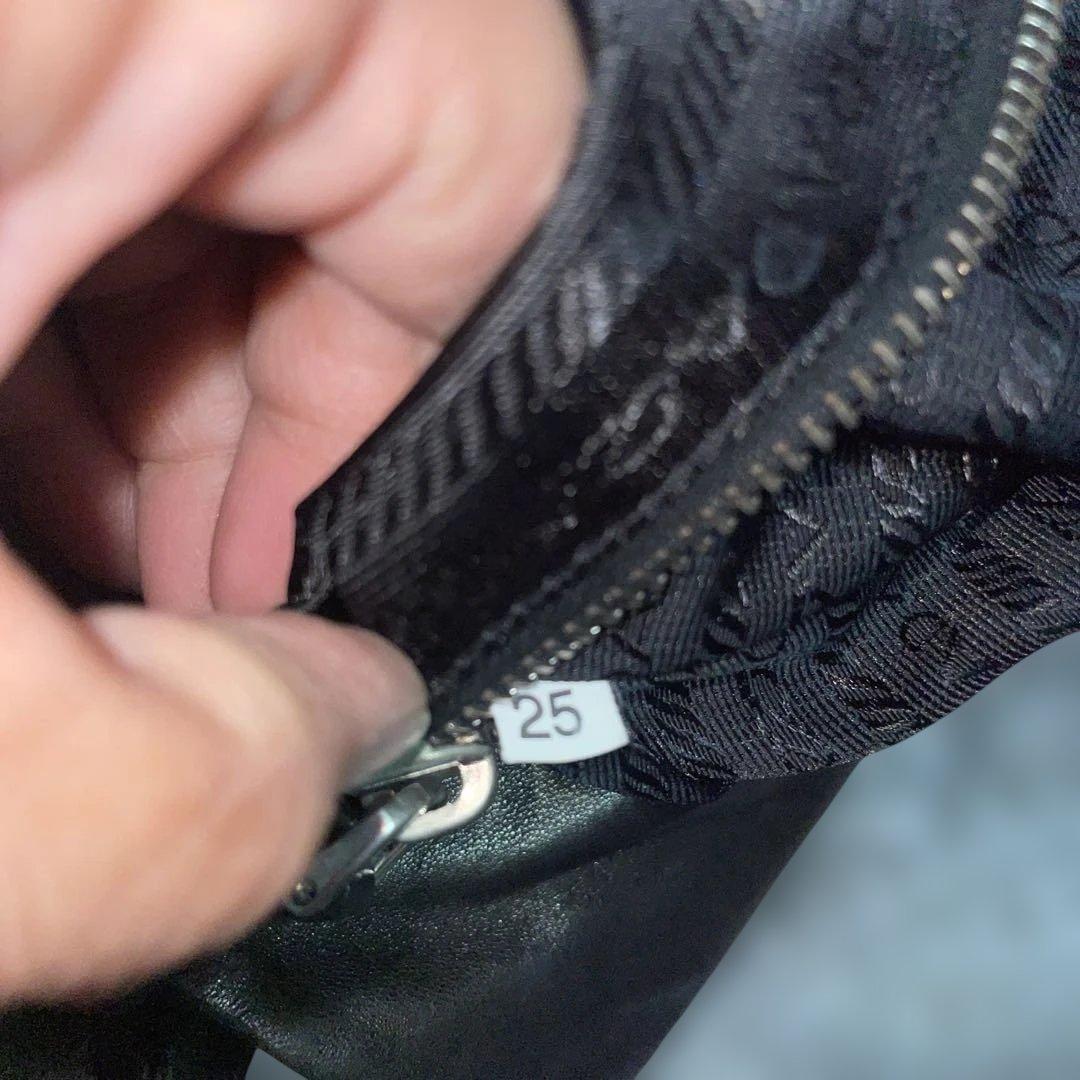 PRADAブラック ナイロン✖︎ラム革ショルダーバッグ シルバー金具　タッセル