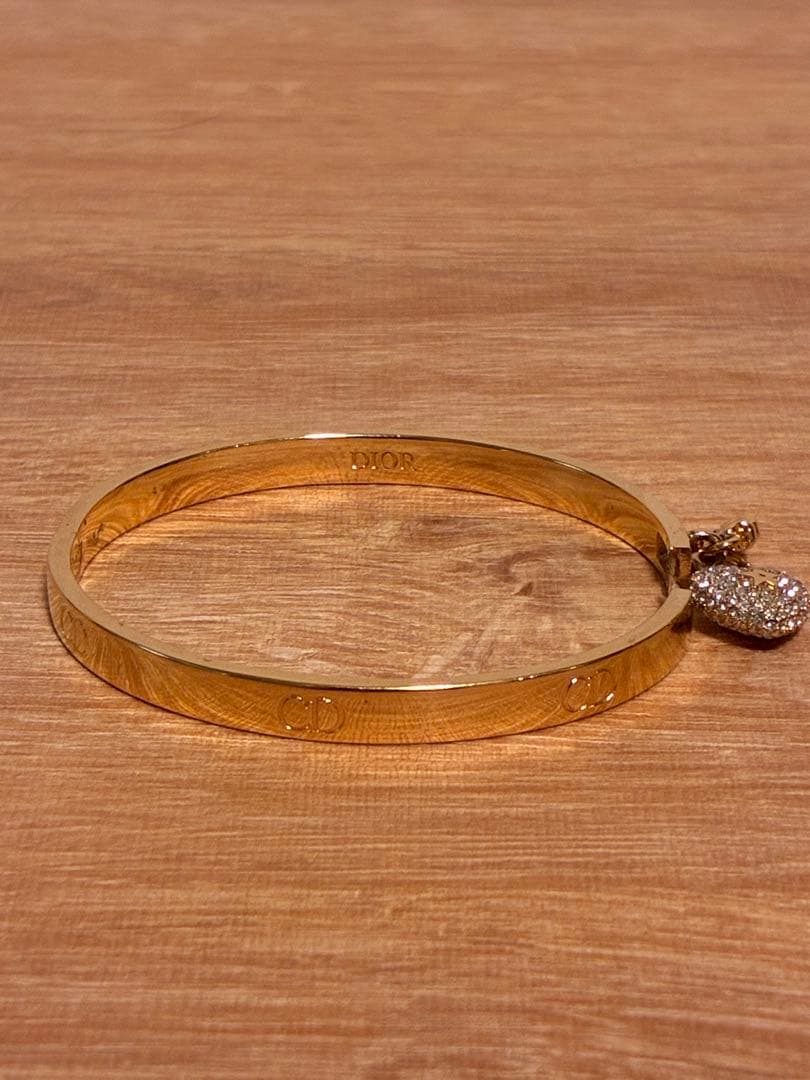 DIOR ゴールド バングル ハートチャーム付き