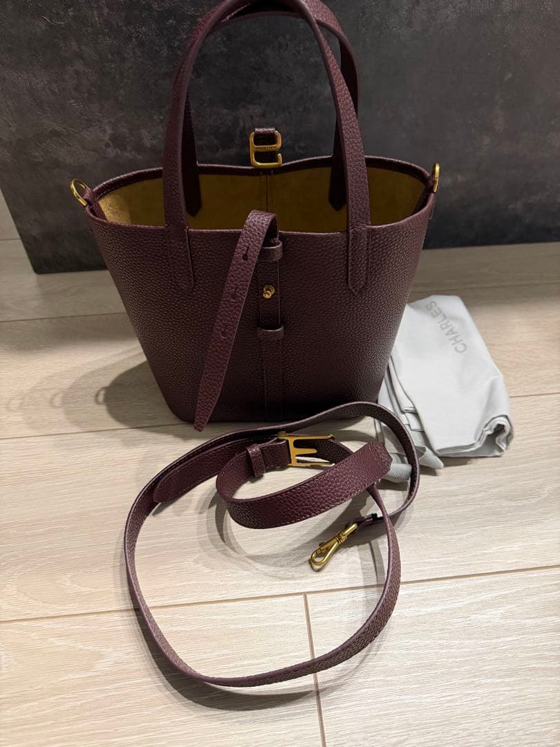 CHARLES&KEITH ベリルリサイクルレザーバケツバッグワインベリーレッド