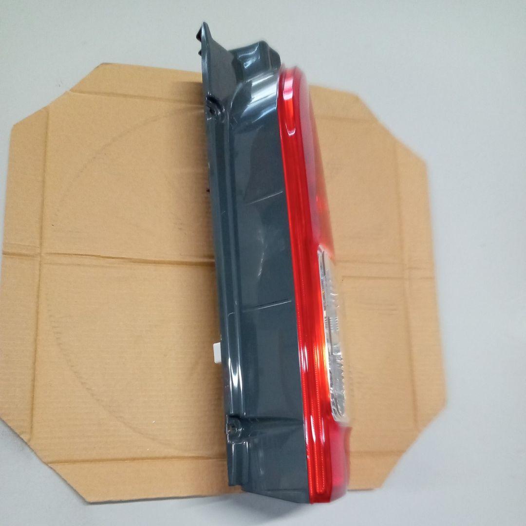 【新車外し】【送料無料】トヨタ 200系ハイエース純正後期テールランプ 右側 ①