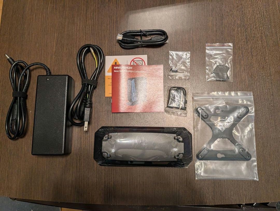 MINISFORUM EliteMini HX90 モバイルディスプレイ付