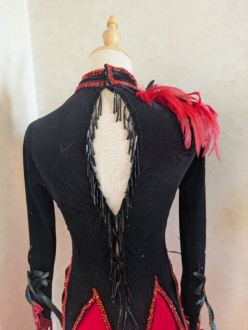 社交ダンスドレス 黒と赤 花の装飾スタンダードドレス