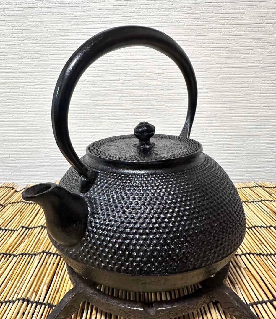 未使用、栞、タグ、南部鉄器検査証付き　南部岩鋳造１０型アラレ　南部鉄瓶　南部鉄器