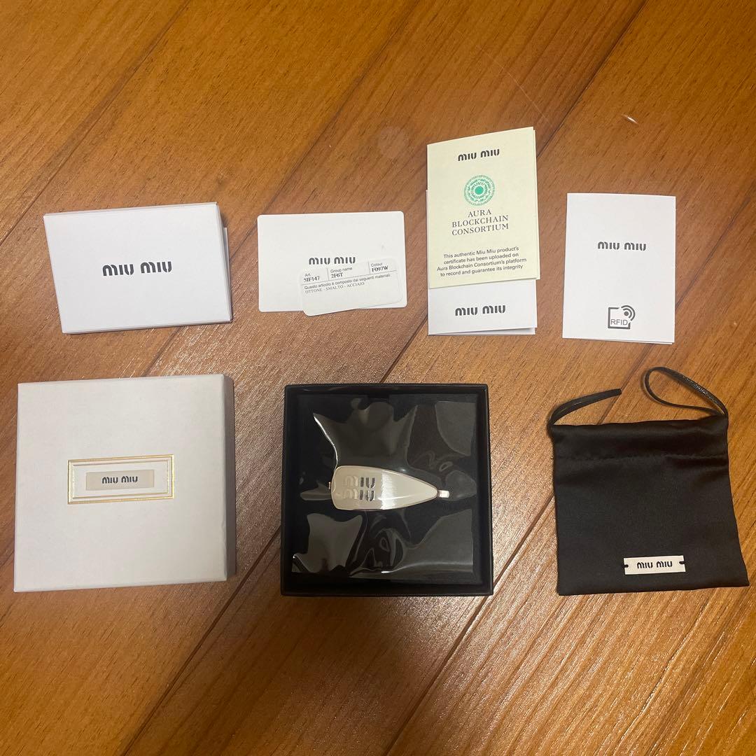 miumiu ヘアピン エナメルメタル ヘアクリップ