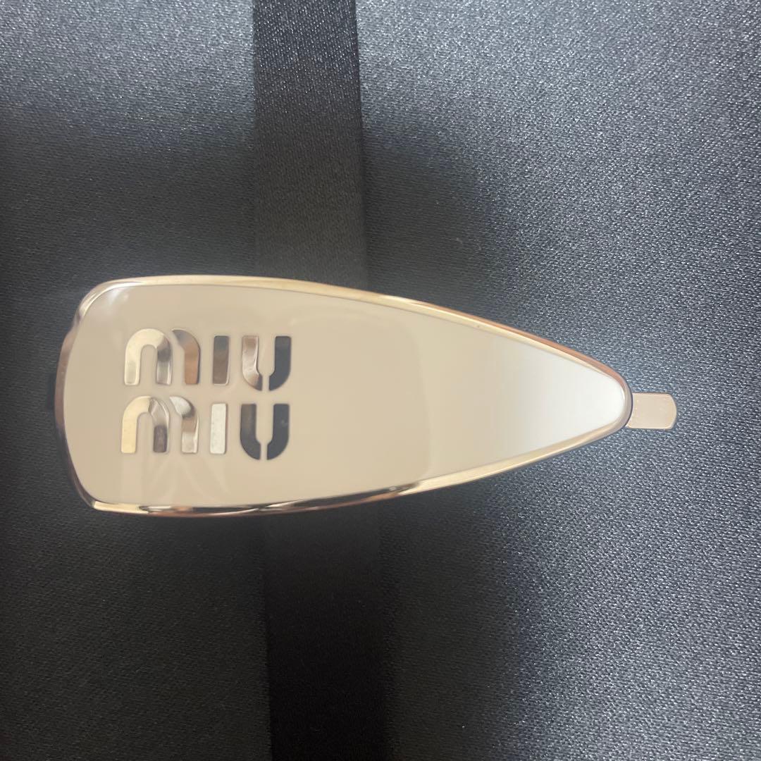 miumiu ヘアピン エナメルメタル ヘアクリップ
