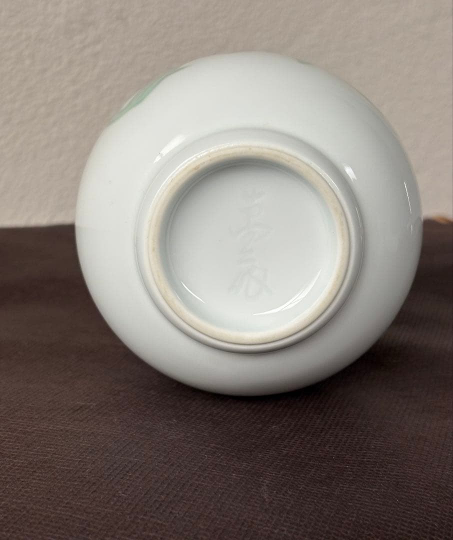 t*y様 『人間国宝 井上萬二』本人作　 　白磁緑釉百合彫文 陶器　徳利・酒器