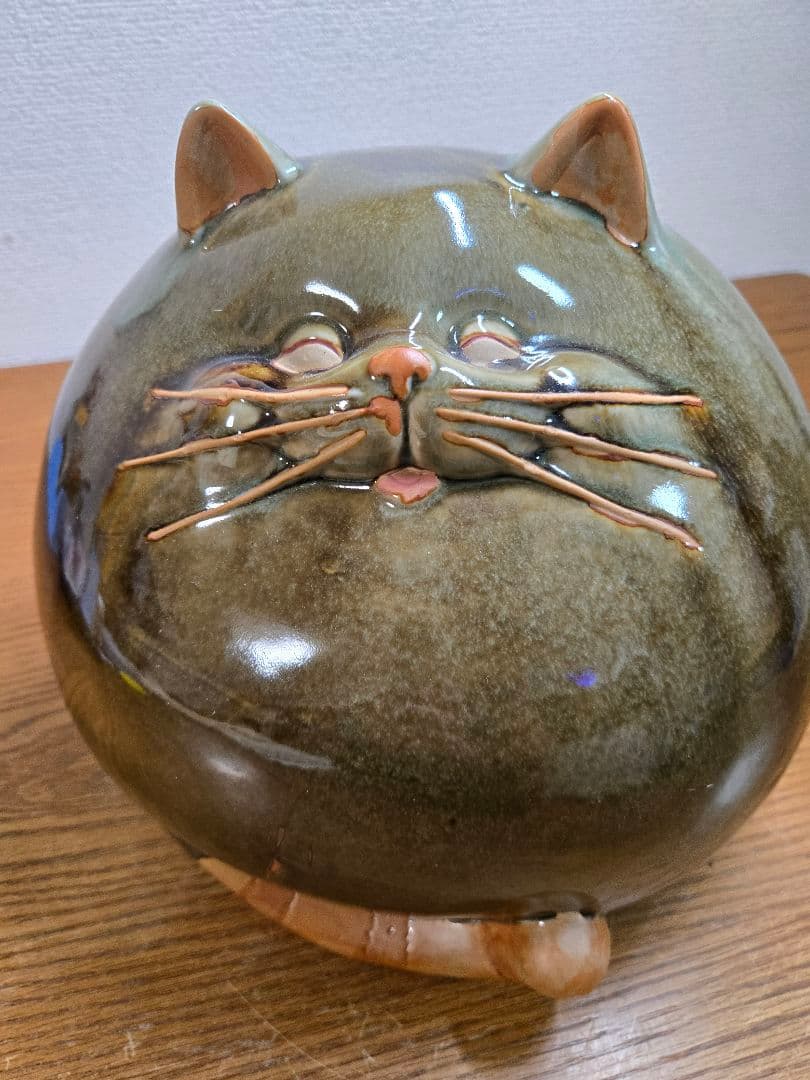 かわいい丸い猫の形 陶器置物 グリーン系