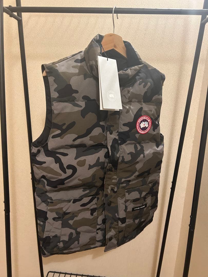 新品カナダグース　迷彩ダウンベスト ロゴパッチ付き
