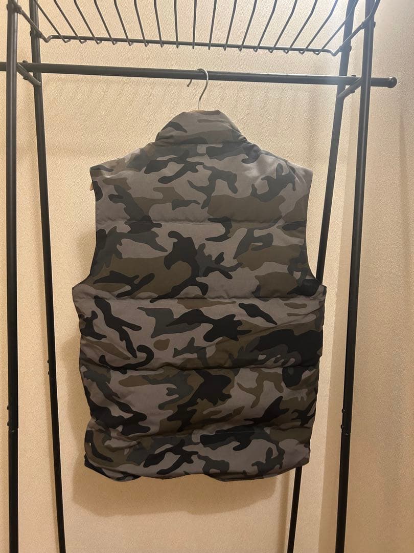 新品カナダグース　迷彩ダウンベスト ロゴパッチ付き
