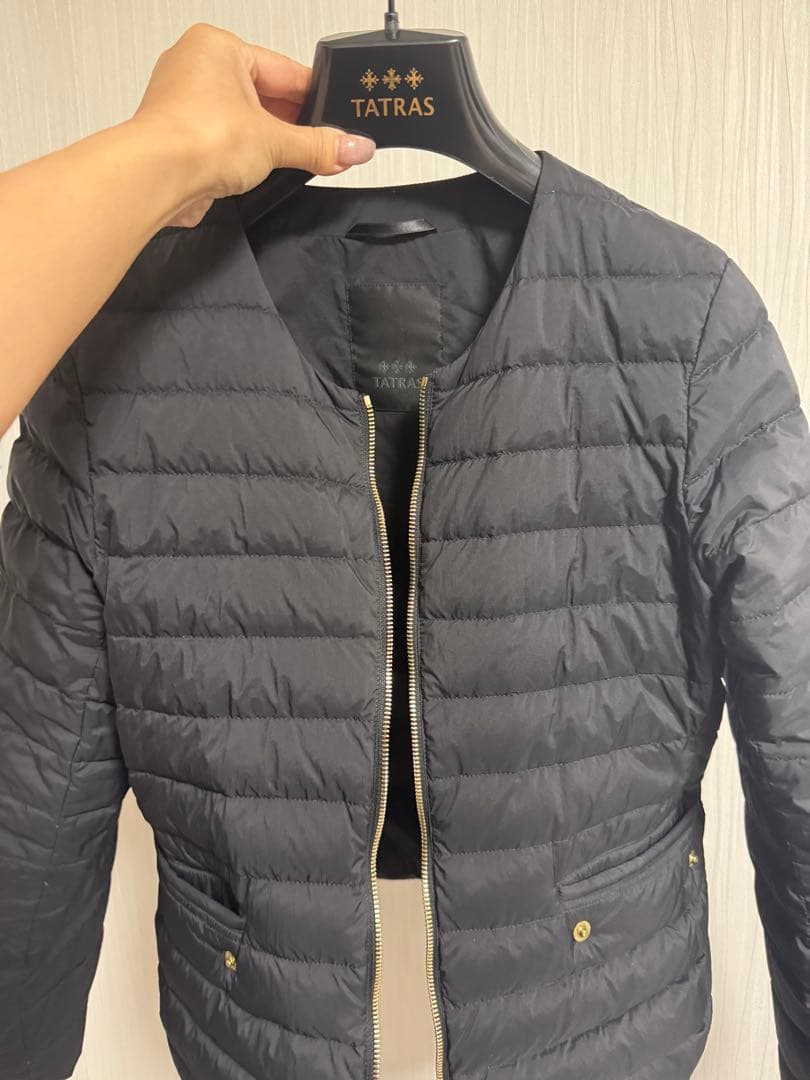 TATRAS ブラック ノーカラーダウンジャケット