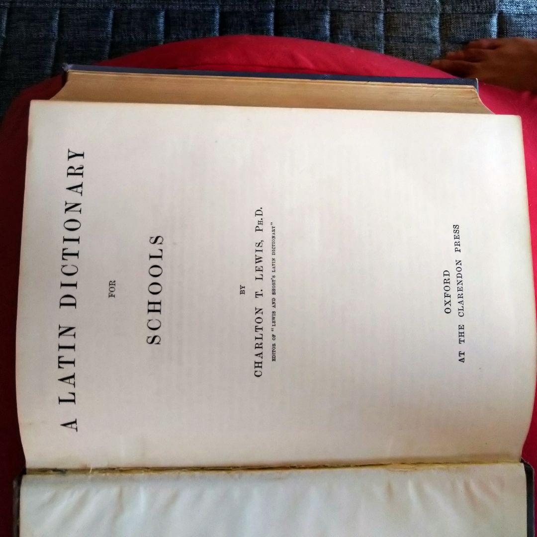 Latin Dictionary For School【貴重書籍】