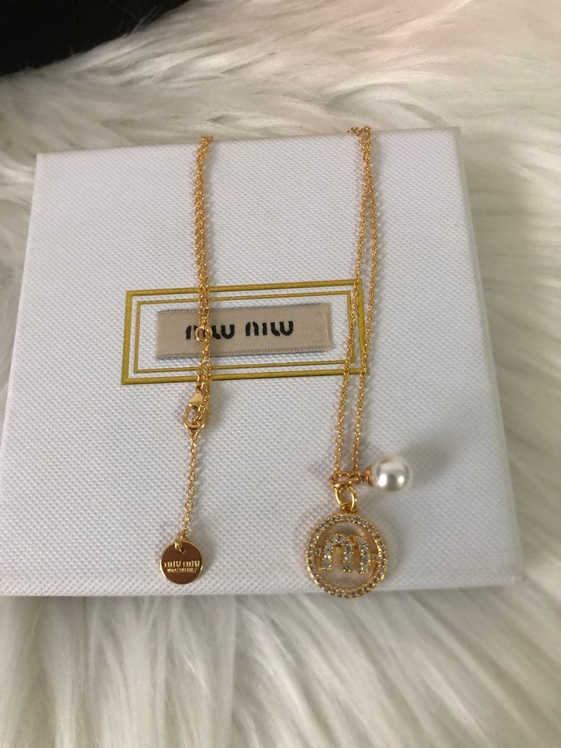 MIUMIU ミュウミュウ　ゴールド　ネックレス　Ｍロゴ　パール　おしゃれ